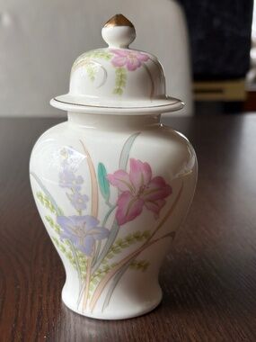 Vintage Japanese Floral Orchid/Iris Ginger Jar Lid Pastel Floral Gold Trim 6”